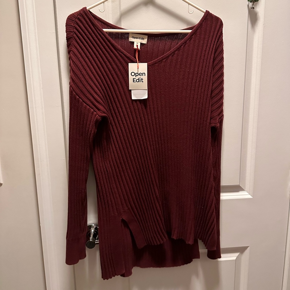 Maroon ribbed sweater with slide slits and asymmetric neckline